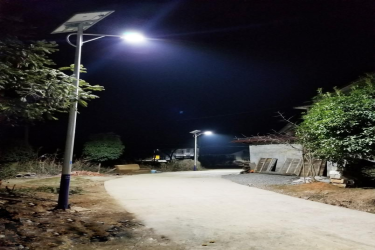 লাইটের আলো গ্রামের রাস্তায়